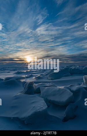 Frischer Schnee hat die Ränder von Eisschollen an der Küste von Green Bay, Lake Michigan, Peninsula State Park, Door County, Wisconsin, mildert Stockfoto