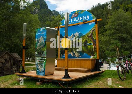 Kranjska Gora, Slowenien - August 21. 2022. Eine Maschine, die vor einem idealisierten Foto Fotos von Besuchern macht und dann Postkarten druckt Stockfoto