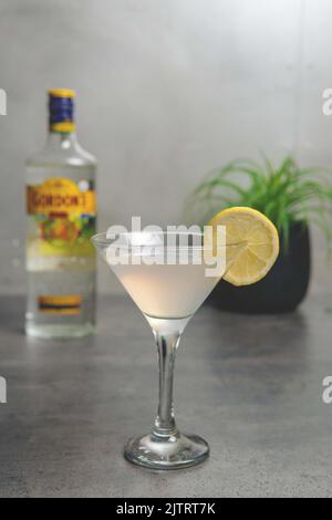 Der Classic Summer Jin Tonic Cocktail mit Zitrone in einer Hotelbar Stockfoto