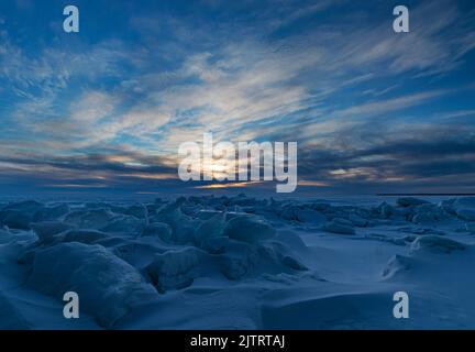 Eismuster und Haufen von Eisplatten, die Eisschufen genannt werden, sammeln sich am Ufer des Peninsula State Park, Door, in den Gewässern der Green Bay des Lake Michigan Stockfoto