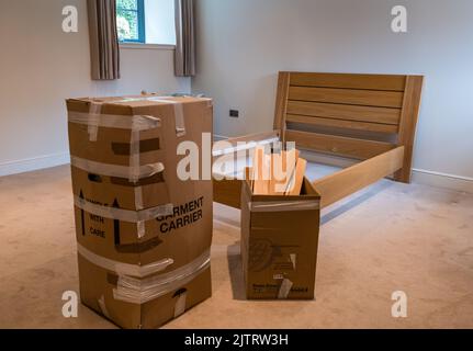 Verpackungs- und Umzugshaus mit Doppelbett demontiert für die Lagerung im Schlafzimmer und Boxen verpackt bereit für Umzüge, Schottland, Großbritannien Stockfoto