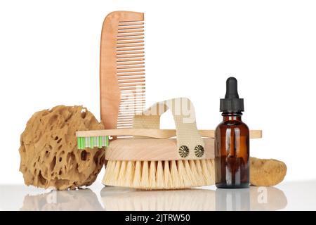 Natürliche Badezusätze und Hautpflegeprodukte, Zero Waste Motiv auf weißem Hintergrund. Stockfoto