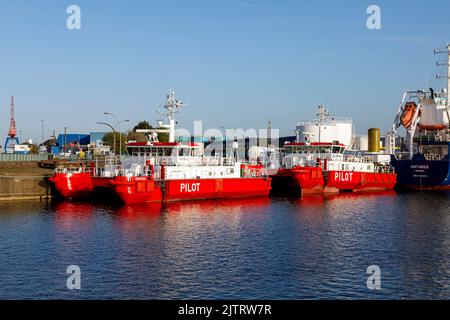 Der Pilot bietet am Hansakai im neuen Fischereihafen Groden und Duhnen an, rechts der Tanker Antares Stockfoto