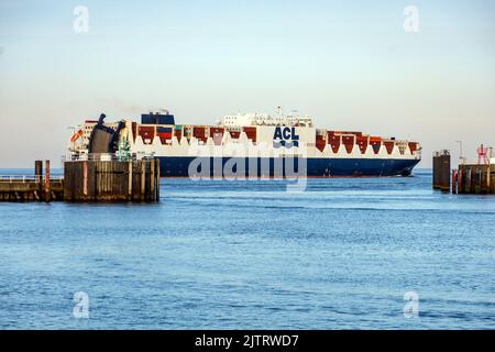 Hafen Cuxhaven an der Mündung der Elbe in der Nordsee, Containerschiff auf dem Weg nach Hamburg Stockfoto