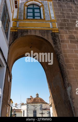 Panoramasicht auf die Altstadt von Elvas in Alentejo, Portugal. Steinbogen Stockfoto