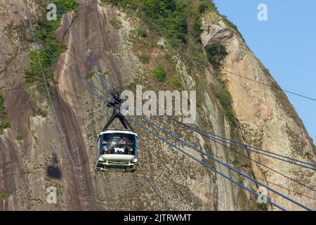 Zuckerhut-Seilbahn in Rio de Janeiro, Brasilien - 22. Februar 2015: Zuckerhut-Seilbahn vom Gipfel des Urca-Hügels in Rio de Janeiro. Stockfoto