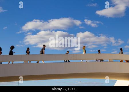 Brasília, Bundesdistrikt, Brasilien – 23. Juli 2022: Einige Menschen gehen auf der Rampe des Nationalmuseums der Republik. Von Oscar Niemeyer. Stockfoto