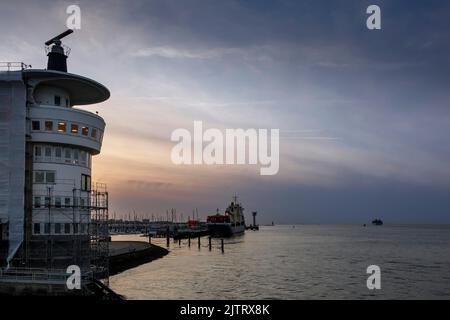 Elbmündung in der Nordsee in Cuxhaven, links der Radarturm, dahinter der Eingang zum Yachthafen Stockfoto