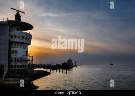 Elbmündung in der Nordsee in Cuxhaven, links der Radarturm, dahinter der Eingang zum Yachthafen Stockfoto