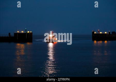 Hafen Cuxhaven an der Mündung der Elbe in die Nordsee, Pilot-Transferboot an der Hafeneinfahrt Stockfoto