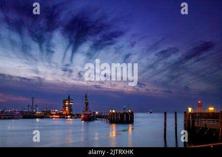 Hafeneinfahrt in Cuxhaven an der Elbmündung bei Nacht Stockfoto