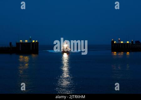 Hafen Cuxhaven an der Mündung der Elbe in die Nordsee, Pilot-Transferboot an der Hafeneinfahrt Stockfoto