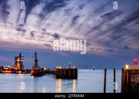 Hafeneinfahrt in Cuxhaven an der Elbmündung bei Nacht Stockfoto