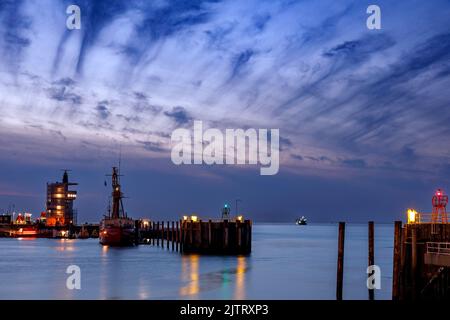 Hafeneinfahrt in Cuxhaven an der Elbmündung bei Nacht Stockfoto