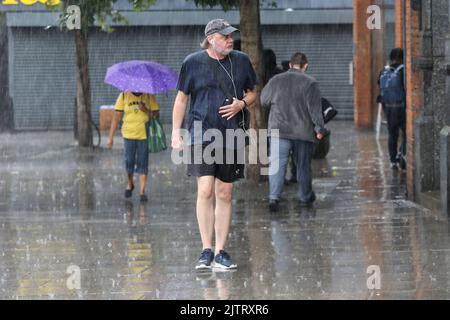 London, Großbritannien. 17. August 2022. Ein Mann wird bei Niederschlägen in London gefangen. (Foto: Dinendra Haria/SOPA Images/Sipa USA) Quelle: SIPA USA/Alamy Live News Stockfoto