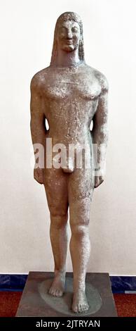 Alte griechische archaische Statue Kouros, gefunden in Melos, um 550 v. Chr. Nationales Archäologisches Museum in Athen. Naxischer Marmor . Stockfoto