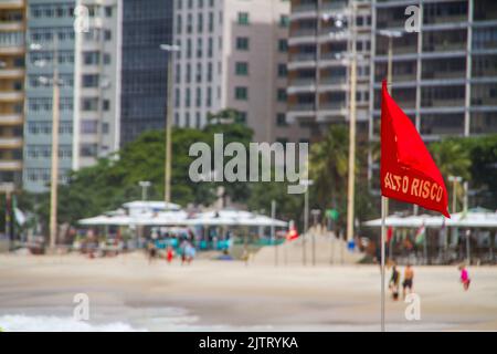 Rote Fahne Gefahr brasilianischen Strand in Rio De Janeiro Ipanema Warnung  für gefährliche aktuelle Perigo Correnteza Stockfotografie - Alamy