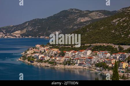 NEUM, BOSNIEN und HERZEGOWINA, EUROPA - Blick auf die Küste von Neum, einer Stadt im Kanton Herzogovina-Neretva, an der Adriaküste. Stockfoto