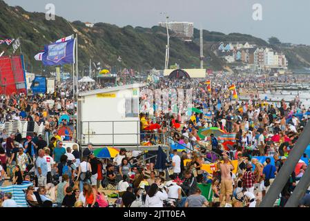 Bournemouth, Dorset, Großbritannien. 1.. September 2022. Wetter in Großbritannien: Am ersten Tag des Bournemouth Air Festivals in Bournemouth in Dorset ist der Strand voll, während Strandbesucher die heiße Nachmittagssonne genießen. Bildnachweis: Graham Hunt/Alamy Live News Stockfoto