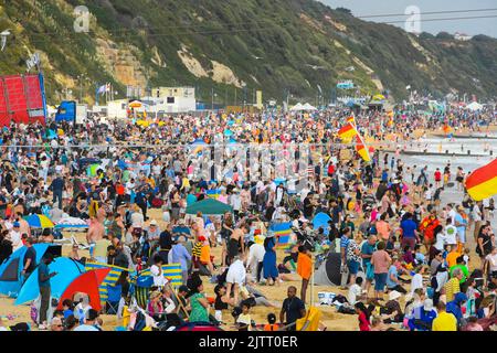 Bournemouth, Dorset, Großbritannien. 1.. September 2022. Wetter in Großbritannien: Am ersten Tag des Bournemouth Air Festivals in Bournemouth in Dorset ist der Strand voll, während Strandbesucher die heiße Nachmittagssonne genießen. Bildnachweis: Graham Hunt/Alamy Live News Stockfoto