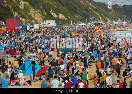 Bournemouth, Dorset, Großbritannien. 1.. September 2022. Wetter in Großbritannien: Am ersten Tag des Bournemouth Air Festivals in Bournemouth in Dorset ist der Strand voll, während Strandbesucher die heiße Nachmittagssonne genießen. Bildnachweis: Graham Hunt/Alamy Live News Stockfoto