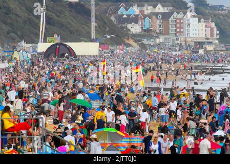 Bournemouth, Dorset, Großbritannien. 1.. September 2022. Wetter in Großbritannien: Am ersten Tag des Bournemouth Air Festivals in Bournemouth in Dorset ist der Strand voll, während Strandbesucher die heiße Nachmittagssonne genießen. Bildnachweis: Graham Hunt/Alamy Live News Stockfoto