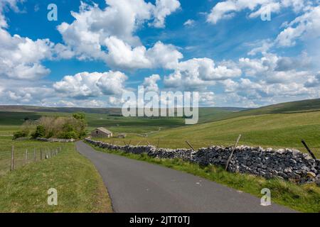 Landstraße auf Malham Moor mit Blick nach Norden in Richtung Brootes Lane, Yorkshire Dales National Park, Landschaften Großbritanniens Stockfoto