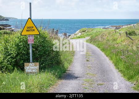 Tiefwasserschild nähert sich dem Gortnakilla Pier in der Grafschaft Cork, Irland Stockfoto