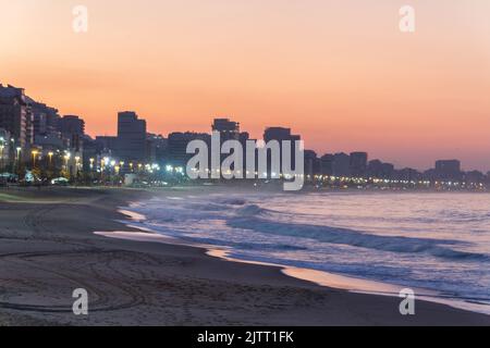 sonnenaufgang am Leblon Strand in Rio de Janeiro. Stockfoto