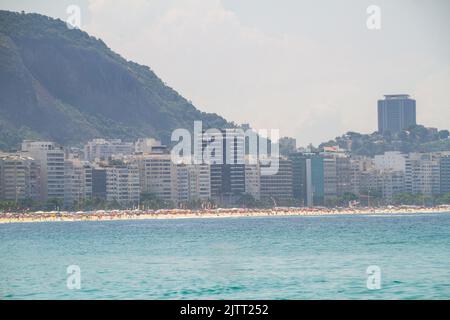 Ein sonniger Tag am Strand der Küste von Rio de Janeiro, Brasilien. Stockfoto