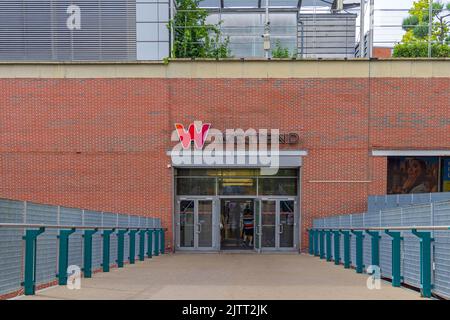 Budapest, Ungarn - 31. Juli 2022: Eingang zum Westend Einkaufszentrum in der Nähe des Bahnhofs in der Stadt. Stockfoto