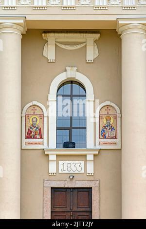 Basaid, Serbien - 30. Juli 2022: Mosaik-Ikonen Serbisch-orthodoxe Kirche des Hl. Nikolaus in der Vojvodina. Stockfoto