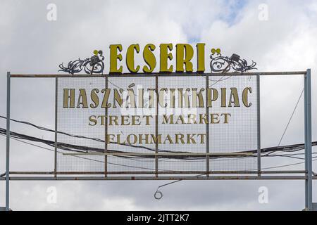Budapest, Ungarn - 31. Juli 2022: Straßenmarkt Ecseri Schild Hasznaltcikkpiac Flohmarkt befindet sich in Stadtbezirken. Stockfoto