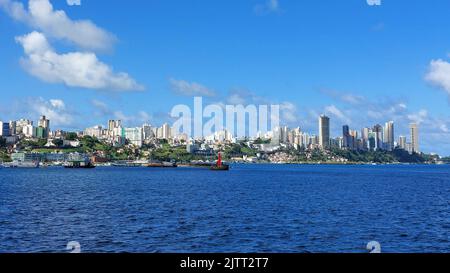 Salvador de Bahia, Brasilien - august 5 2022 - Panoramablick auf Salvador de Bahia vom Meer aus Stockfoto