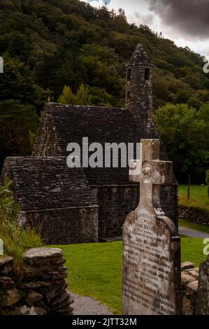 Steindach und runder Glockenturm von St. Kevins Küche in Glendalough, Irland. Stockfoto