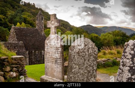 Steindach und runder Turm der St. Kevins Küche in Glendalough, Irland. Stockfoto