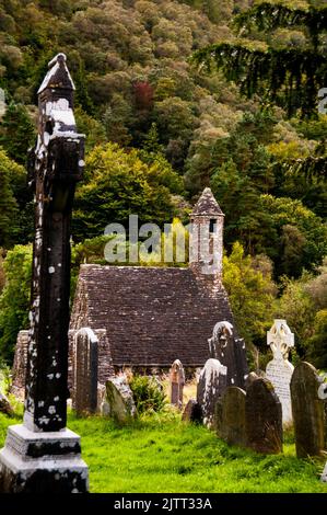 Steindach und runder Turm der St. Kevins Küche in Glendalough, Irland. Stockfoto