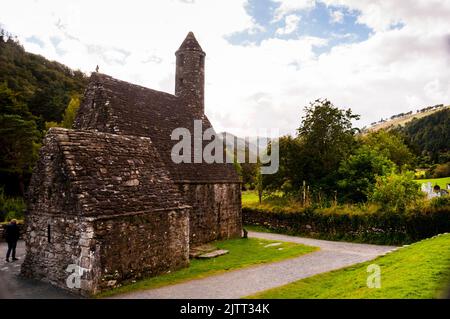 Steindach und runder Turm der St. Kevins Küche in Glendalough, Irland. Stockfoto