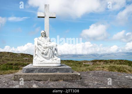 Pietà Statue auf der Schafsphalbinsel am Seefin-Aussichtspunkt auf dem Wild Atlantic Way, Grafschaft Cork, Irland Stockfoto