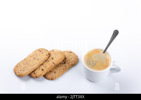 Einfaches Frühstück mit Kaffee und Vollkornchocolate Chip Cookies Stockfoto