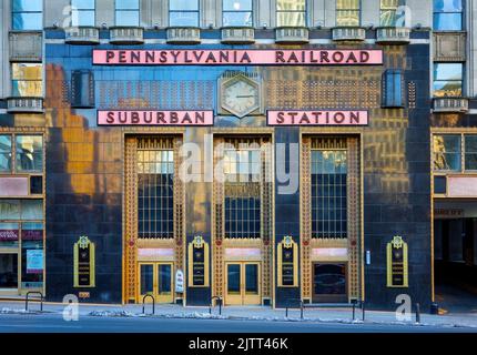 Die „Suburban Station“ befindet sich im Zentrum von Philadelphia an der 16. Street und dem JFK Boulevard. Der Bahnhof mit seiner Art-Deco-Fassade wurde eingebaut Stockfoto
