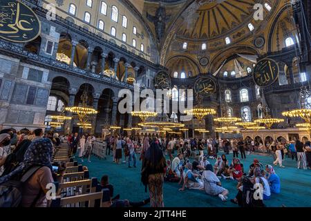 ISTANBUL/TÜRKEI - 07. Juli 2022: Touristen besuchen die Hagia sophia Moschee Stockfoto