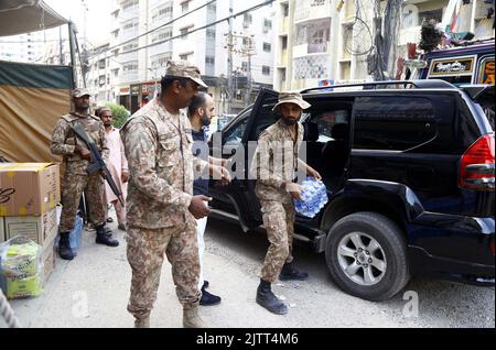 Die pakistanische Armee richtete am Donnerstag, den 01. September 2022, im Gebiet Bahadurabad in Karachi ein Hochwasserschutzlager ein, in dem Spenden und Hilfsgüter für die Opfer von KPK, Balochistan und Sindh gesammelt wurden. Stockfoto