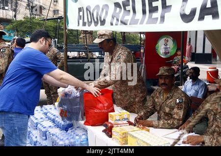 Die pakistanische Armee richtete am Donnerstag, den 01. September 2022, im Gebiet Bahadurabad in Karachi ein Hochwasserschutzlager ein, in dem Spenden und Hilfsgüter für die Opfer von KPK, Balochistan und Sindh gesammelt wurden. Stockfoto