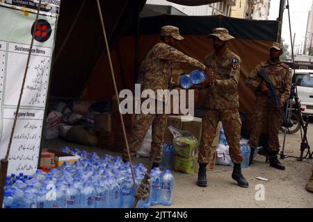 Die pakistanische Armee richtete am Donnerstag, den 01. September 2022, im Gebiet Bahadurabad in Karachi ein Hochwasserschutzlager ein, in dem Spenden und Hilfsgüter für die Opfer von KPK, Balochistan und Sindh gesammelt wurden. Stockfoto