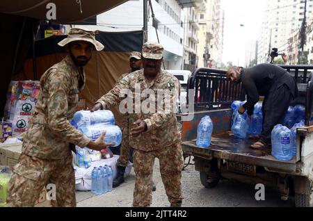 Die pakistanische Armee richtete am Donnerstag, den 01. September 2022, im Gebiet Bahadurabad in Karachi ein Hochwasserschutzlager ein, in dem Spenden und Hilfsgüter für die Opfer von KPK, Balochistan und Sindh gesammelt wurden. Stockfoto