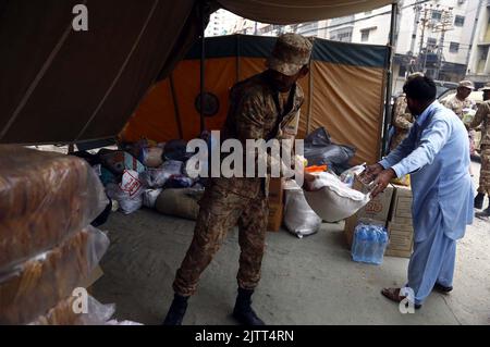 Die pakistanische Armee richtete am Donnerstag, den 01. September 2022, im Gebiet Bahadurabad in Karachi ein Hochwasserschutzlager ein, in dem Spenden und Hilfsgüter für die Opfer von KPK, Balochistan und Sindh gesammelt wurden. Stockfoto