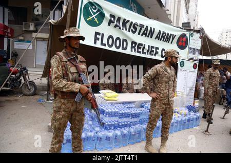 Die pakistanische Armee richtete am Donnerstag, den 01. September 2022, im Gebiet Bahadurabad in Karachi ein Hochwasserschutzlager ein, in dem Spenden und Hilfsgüter für die Opfer von KPK, Balochistan und Sindh gesammelt wurden. Stockfoto
