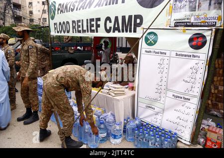 Die pakistanische Armee richtete am Donnerstag, den 01. September 2022, im Gebiet Bahadurabad in Karachi ein Hochwasserschutzlager ein, in dem Spenden und Hilfsgüter für die Opfer von KPK, Balochistan und Sindh gesammelt wurden. Stockfoto