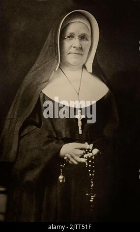 Ein Vintage-Foto aus dem Jahr 1940s von einer katholischen Nonne, die Rosenkranz zum Verkauf in einem Antiquitätengeschäft in Santa Fe, New Mexico, hält. Stockfoto